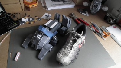 le pied d'optimus a coté d'une de mes basket taille 45
