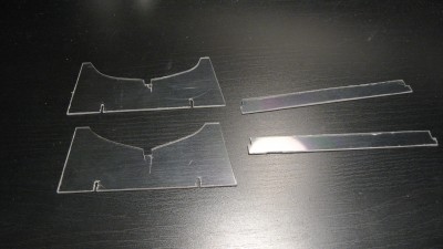 Je ne sais pas vous, mais pour moi, les socles des modèles réduits de bateaux sont toujours trop visibles. Ils gâchent totalement la silhouette du modèle. Je me suis donc bricolé un présentoir en plastique transparent. 3 boîtes de CD ont donné leur corps à la science pour cette opération.