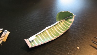 On voit déjà un défaut qui va me poser problème juste après : la &quot;silhouette&quot; sur laquelle je colle les bandes de la chaloupe est trop courte (la section arrière devrait s'ajuster exactement avec l'arrière de la silhouette) . Je n'ai pas d'explication ; cela vient-il du collage bord à bord, qui rallonge la longueur du modèle ? Je n'ai pas eu le problème sur la coque de la Bounty, qui est bien plus grosse pourtant...
