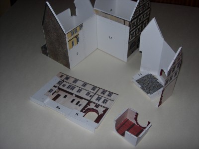 L'assemblage du troisième bâtiment de l'arrière cours, s'avère plus difficile au niveau du porche.