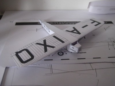 aile fuselages et mats<br />pour cette fois j'ai rajouté un renfort (petit morceau de papier formant entretoise)  dans la cabine passager pour solidarisé