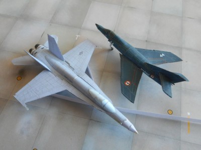 Le Super-Etendard fait petit à côté