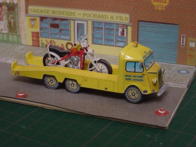 H 6 MOTO dans la rue de Camille 1.jpg