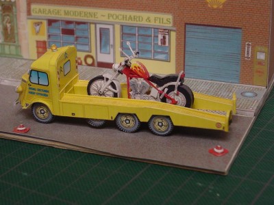 H 6 MOTO dans la rue de Camille 2.jpg