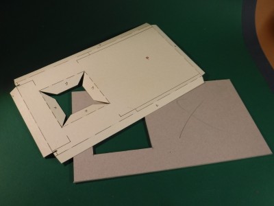 Le faux plafond G1 est renforcé avec du carton de 2,5 mm...