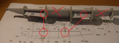 Les positions marquées des pièces CD et FG me semblent erronées. Ces pièces sont destinées à guider les entretoises entre la coque et le flotteur. Cependant, selon le croquis de construction, ceux-ci se trouvent dans les deuxième et quatrième segments.<br /><br />Sincèrement<br />Kurt