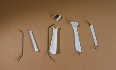 DSCF0001.JPG (156.13 Kio) Vu 3649 fois Viennent ensuite les supports entre le nageur et la coque, qui sont renforcés avec du fil floral de 0,8 mm selon le gabarit, laissent bien sécher...