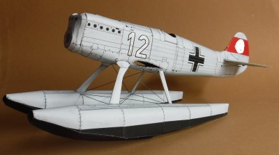 DSCF0004.JPG (194.04 Kio) Vu 3649 fois ... après avoir rentré les tensions latérales, le He 51 tient désormais sur ses propres flotteurs<br /><br />Sincèrement<br /><br />Kurt