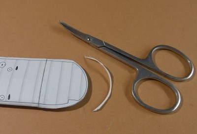 DSCF0215.JPG (195.35 Kio) Vu 3607 fois ... après avoir bien séché, je découpe la courbe avec les ciseaux ...