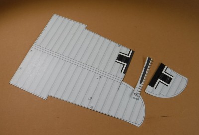 DSCF0008.JPG (198.71 Kio) Vu 3407 fois Collez d'abord partiellement le bout supérieur de l'aile...