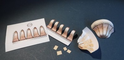 Quatre petites demi-coupoles se succèdent, les languettes sont coupées. Collez avec du papier fin...