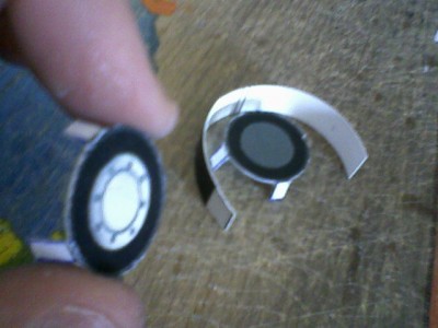 act1.jpg (69.31 Kio) Vu 8614 fois Avant de découper les faces des roues, déssinez des petites tires sur ses 4 coins (haut, bas, gauche, droite).