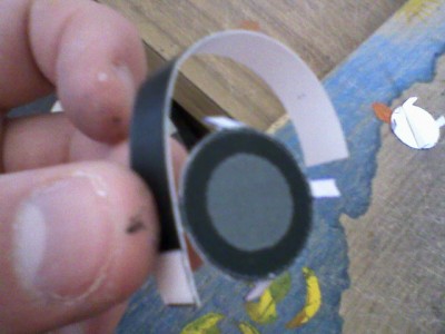 act2.jpg (69.48 Kio) Vu 8614 fois Prennez de la colle sur une des tires et placez-la comme dans cette image.