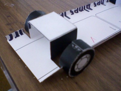 act5.jpg (64.69 Kio) Vu 8614 fois Collez la roue au support du châssis. VEILLEZ à ce que les roues sont EN LIGNE avec le support (comme la roue de l'autre côté). Encollez la carrosserie dans le châssis.