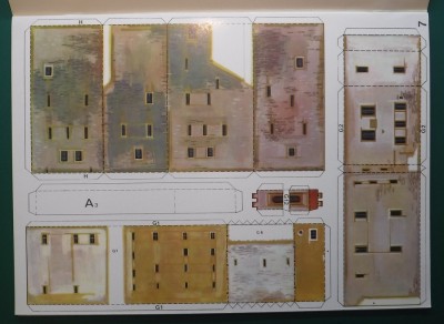 Il y a environ 80 composants répartis sur neuf feuilles de carton de 0,3 mm d'épaisseur. La texture simple dessinée à la main a un certain charme.