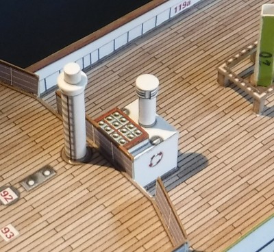 ... placés sur la salle des machines et sur le pont arrière...