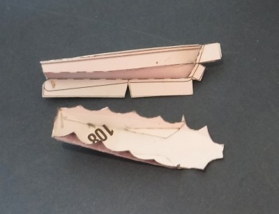 ... est construite de la même manière que le bateau à rames...