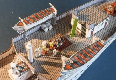 ... &quot;accrocher&quot; les bateaux à rames aux bossoirs<br /><br />Sincèrement<br />Kurt