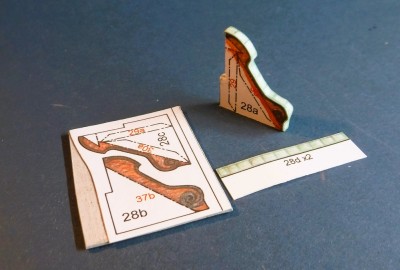 Renforcez les pièces 28 avec du carton de 1 mm et assemblez-les...