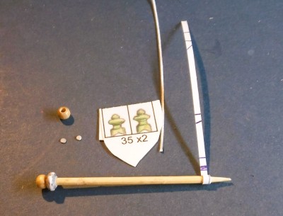 La partie 35 est modifiée avec des bandes de papier enroulées de 2 et 1 mm de large, avec une perle en bois de 4 mm sur le dessus...