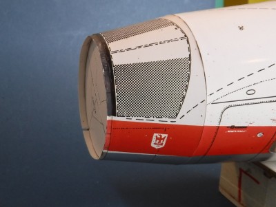 ... et la partie cockpit est collée à l'avant du fuselage.<br /><br />Cordialement<br />Kurt