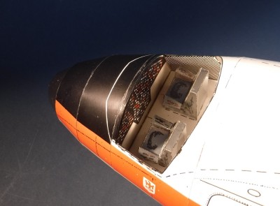 ... et insérez-les dans le cockpit.