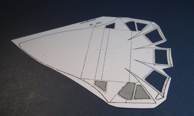Découpez les zones vitrées de la verrière du cockpit...