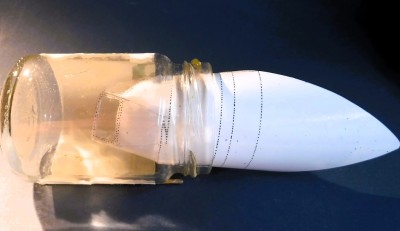J'ai mis le capot de cockpit dans un verre adapté toute la nuit pour le façonner...