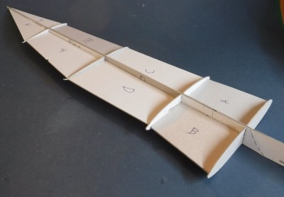 ... les barres sont en outre renforcées avec du carton de 1 mm ...