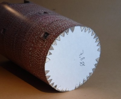 En m'écartant des instructions de construction, j'insère un faux plafond en haut...