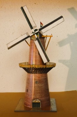 Malgré l'âge et la texture dessinée à la main, la coupe est assez haute.