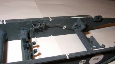 Kfz 9 Famo=058.JPG (153.98 Kio) Vu 4101 fois détail du piston de commande de freins. La partie coudée qui vat vers l'avant se raccorde à la pédale de frein (d'après les diagrammes)