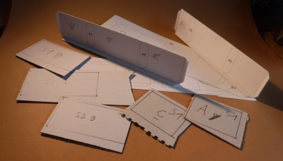 On réalise d'abord une structure de base, qui est ensuite renforcée avec du carton de 1 mm...