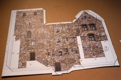 DSCF0134.JPG (234.74 Kio) Vu 3236 fois Passons maintenant à la section 2 du mur. Comme les languettes adhésives sont très étroites, je les élargis partout où il y a de la place...