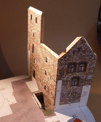 Placez maintenant la section de mur 2 avec la sortie de l'escalier sur la plaque de base.