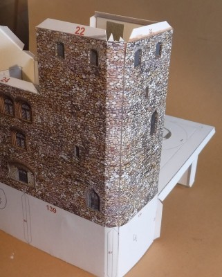 DSCF0156.JPG (190.47 Kio) Vu 3031 fois Avec la section de mur 4, le bâtiment est fermé...