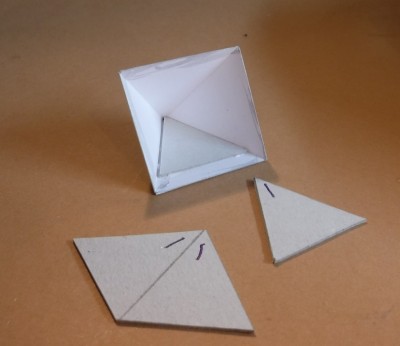 DSCF0164.JPG (112.52 Kio) Vu 2969 fois ... insérer des renforts dans le faîte du toit, mais laisser un bord libre pour les languettes...