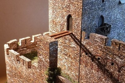 ... ces poutres en bois représentent une connexion entre le palais et le mur défensif.<br /><br />Cordialement<br />Kurt