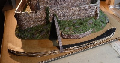 J'ai collé tout le château sur du carton ondulé et j'ai grossièrement modélisé un fossé...