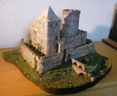 ... il suffit de terminer le verdissement, c'est fait.<br /><br />Après 94 heures de construction sur 67 jours de fabrication, le château se dresse devant moi.<br />Un kit merveilleux avec quelques erreurs mineures, qui peuvent être facilement contournées.<br />Merci pour votre soutien et vos nombreux pouces levés<br />Note : Recommandé.<br /><br />Cordialement<br />Kurt