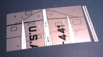 Découpez la partie 5 de manière à ce que les lignes noires soient juste effacées, peignez la languette en argent…