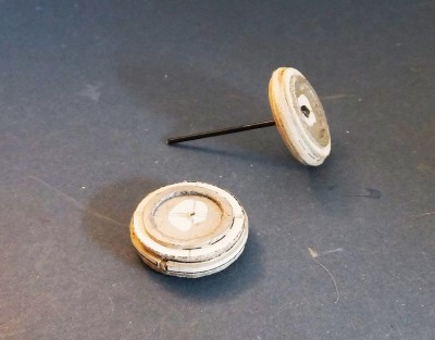 … Assemblage et ponçage de la pièce brute.