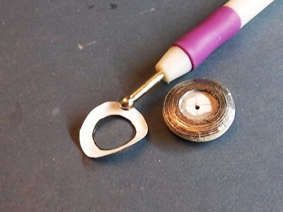 Arrondi le flanc du pneu et collage abondant…