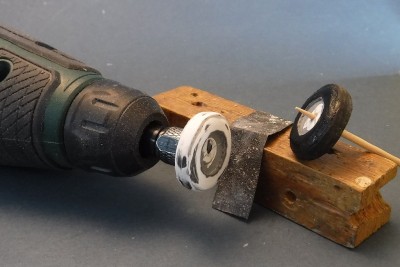 Maintenant, poncez la roue et coloriez-la à l'encre…