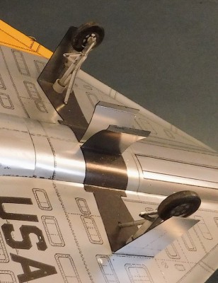 … et fixez les volets au train d'atterrissage…