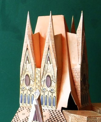 DSCF0097.JPG (187.82 Kio) Vu 2865 fois …coller les pignons finis sur le toit.<br /><br />Cordialement,<br /><br />Kurt