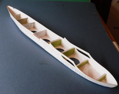 …où l’on peut déjà admirer les lignes élégantes du navire.<br /><br />Cordialement, Kurt