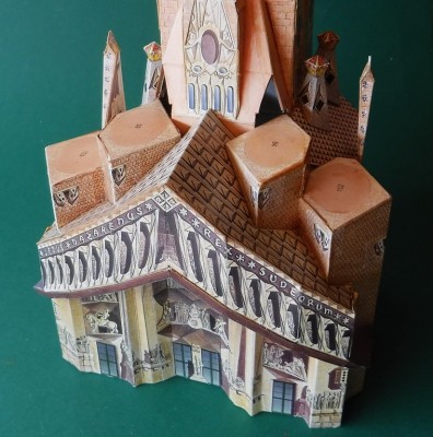 DSCF0142.JPG (224.32 Kio) Vu 2636 fois …et la toiture renforcée est ensuite posée, une opération délicate…