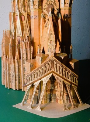 DSCF0168.JPG (203.93 Kio) Vu 2482 fois … le segment est en cours d’ajout à la tour centrale…