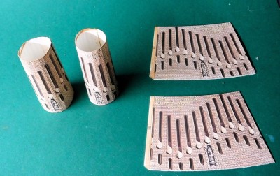 … et les éléments inférieurs de la tour sont disponibles en versions gauche et droite ; soyez donc attentifs lors de l’assemblage !…